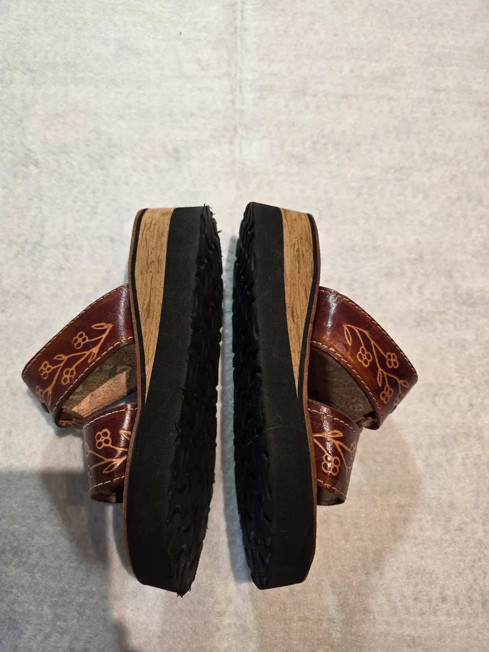 Women's Leather Sandals - Picture 4 of 6